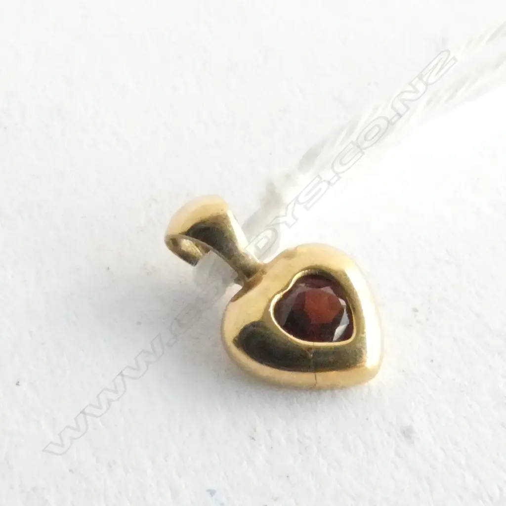 TINY RED STONE PENDANT (PROB GARNET) SET IN 9ct GOLD Image 1++