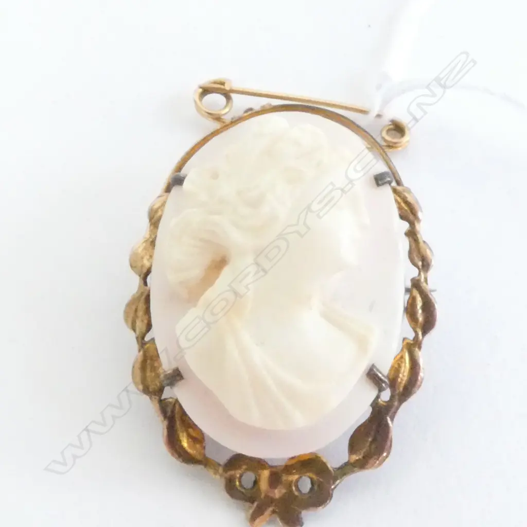 CAMEO BROOCH W. SAFETY CHAIN, C1940. L 33MM Image 1++