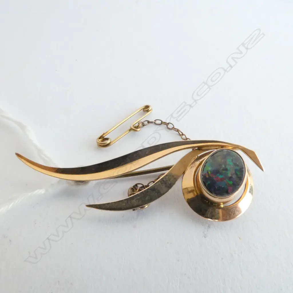 OPAL BROOCH WITH SAFETY CHAIN SET IN 9ct GOLD L. 48MM Image 1++