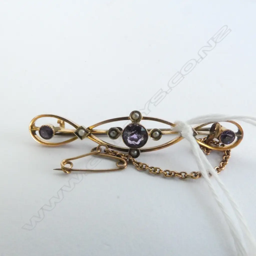BROOCH, AMETHYST AND SEED PEARLS SET IN 9ct GOLD, ART NOUVEAU IN STYLE, PERIOD PIECE, TOTAL WEIGHT 3gm Image 1++