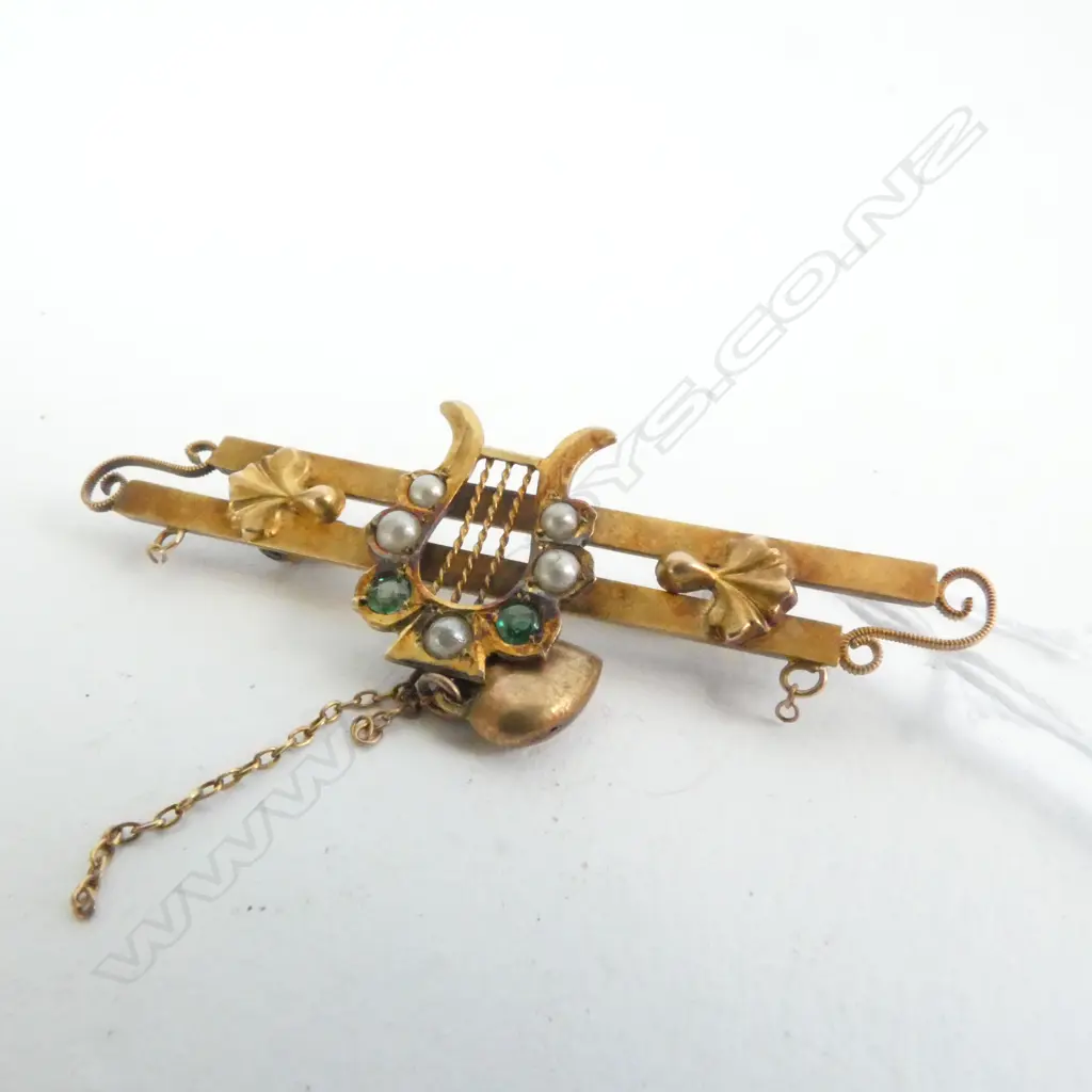 ANTIQUE 9CT GOLD BAR BROOCH, SEED PEARLS & GREEN STONES. L. 50MM Image 1++