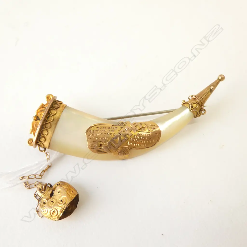 9CT GOLD & MOTHER OF PEARL TUSK BROOCH Image 1++