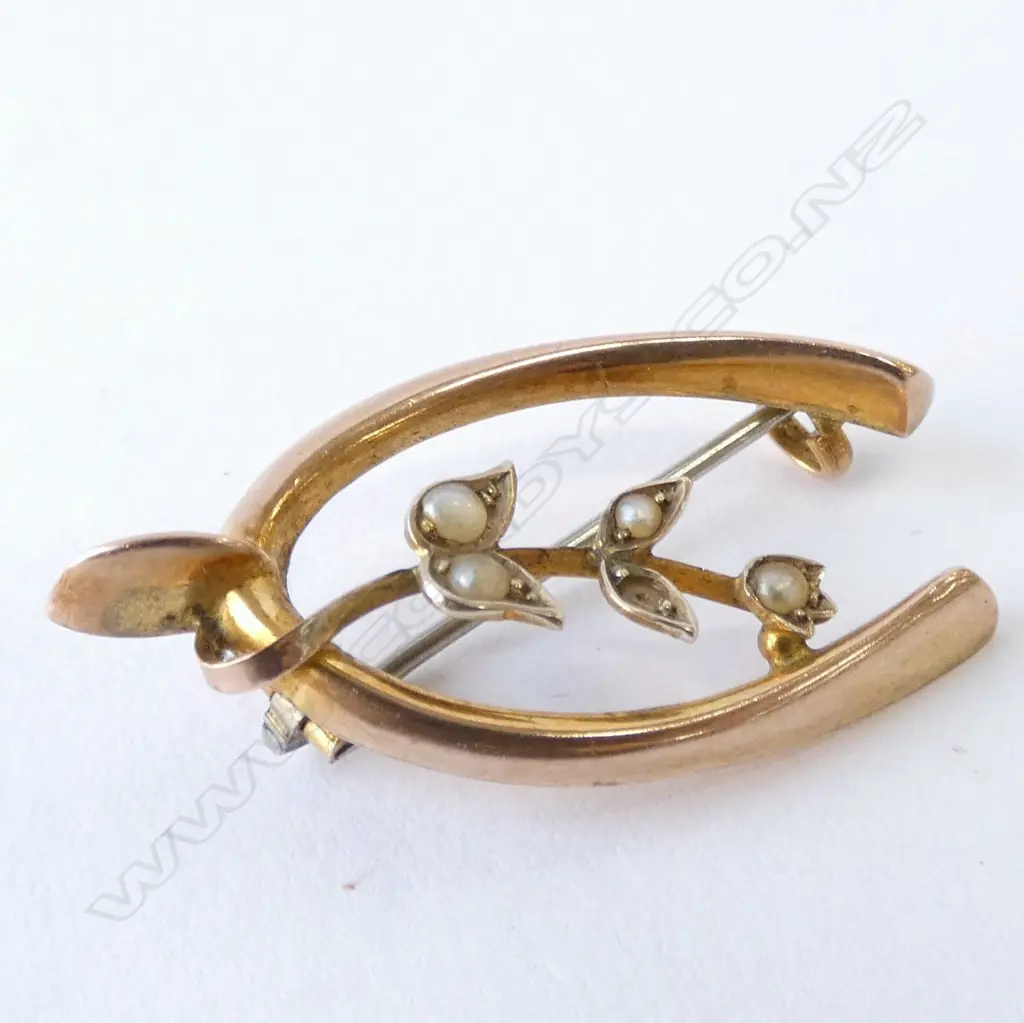 9 CT GOLD & SEED PEARL WISHBONE BROOCH Image 1++