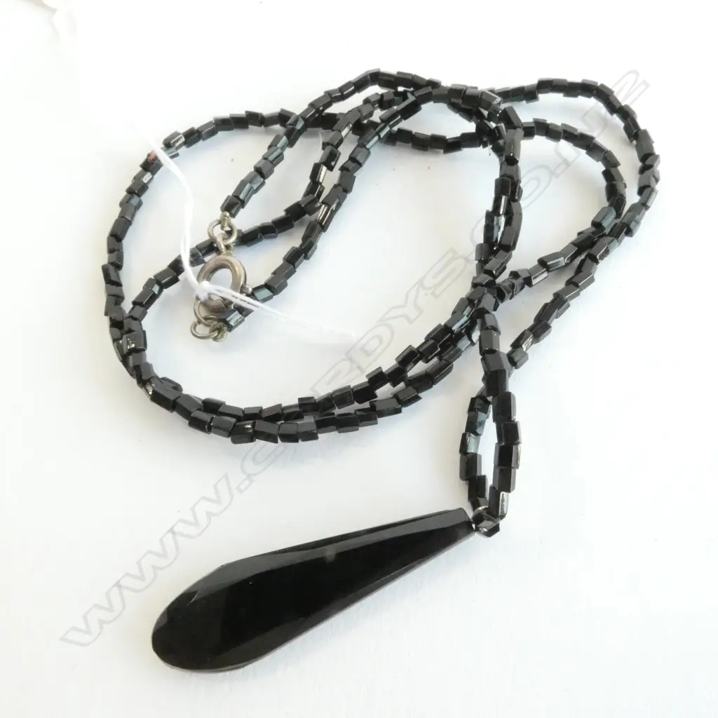 JET PENDANT AND BEAD NECKLACE Image 1++