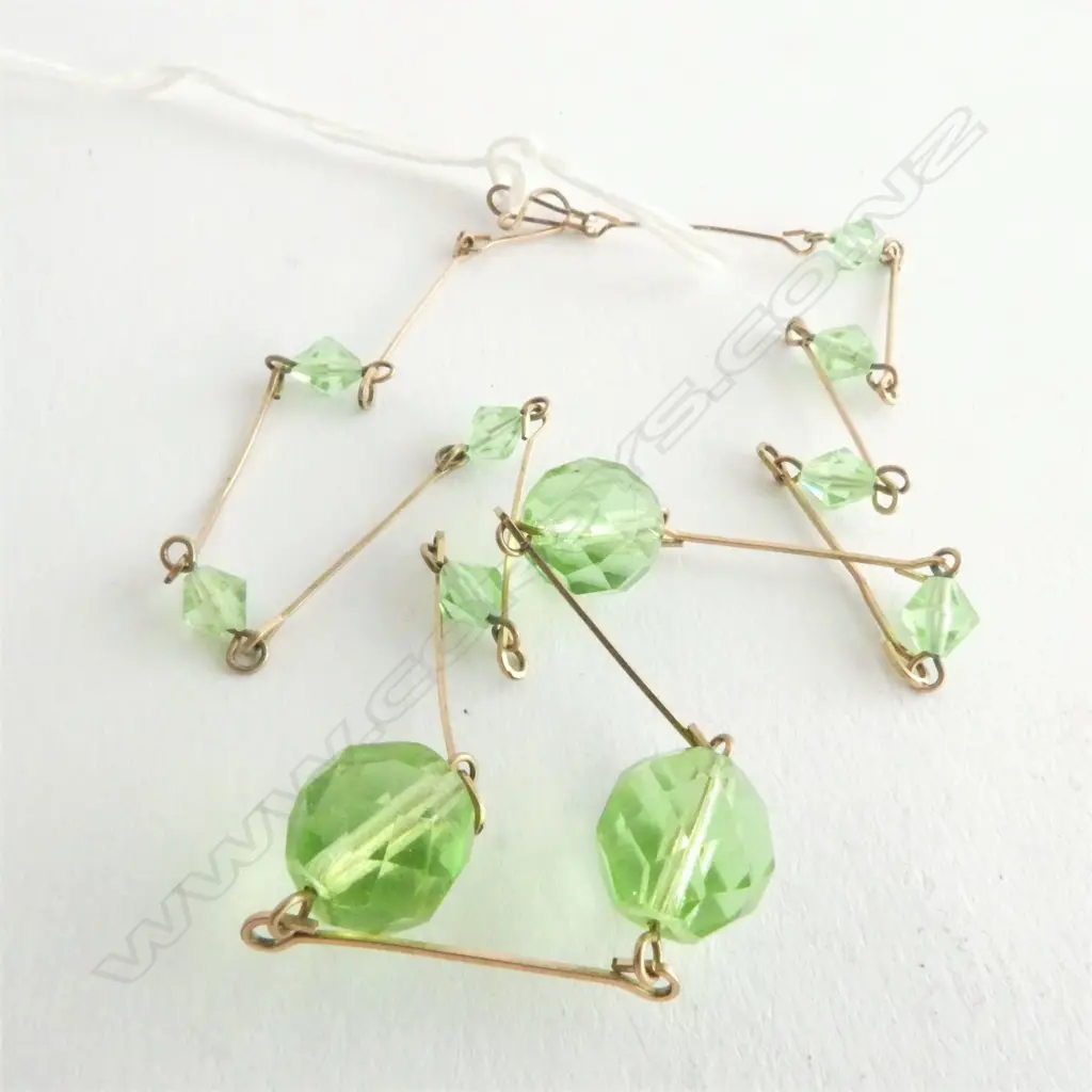 NECKLACE, APPROX 41cm, GRADUATED GREEN STONES Image 1++