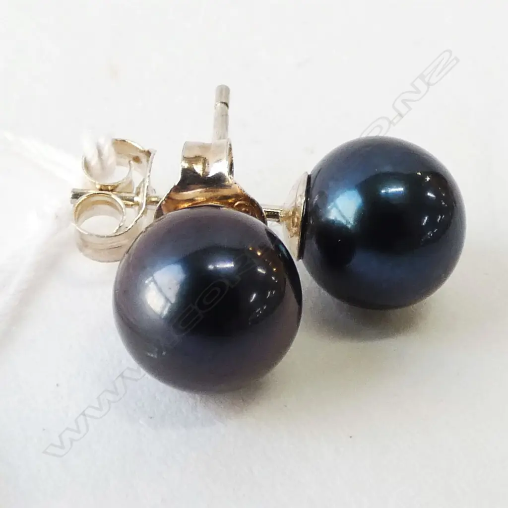 SILVER AND DYED PEARL EARRINGS Image 1++