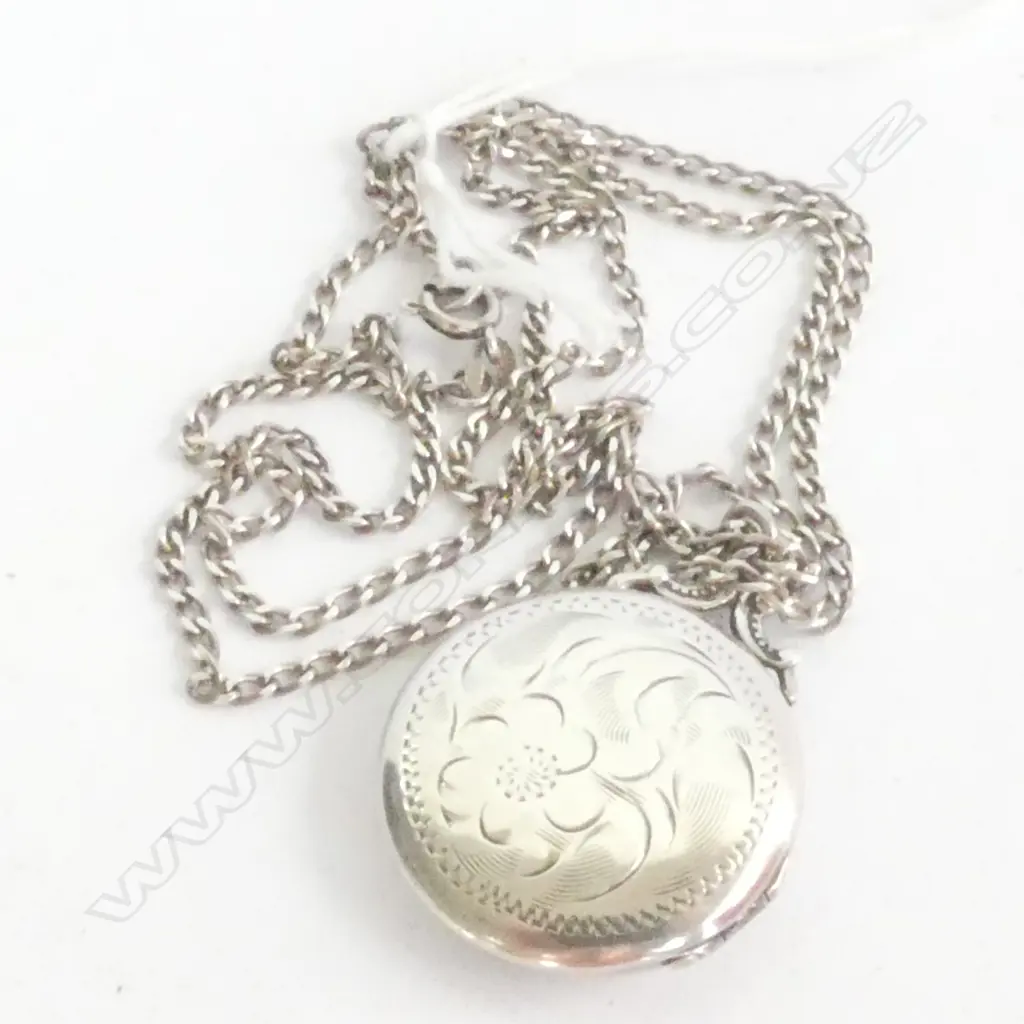 LOCKET, STERLING SILVER, WITH A STERLING SILVER CHAIN, GREAT CONDITION, POSSIBLY NEVER USED 600mm CHAIN  Image 1++