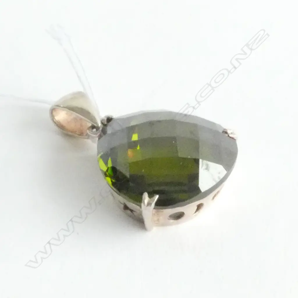 PENDANT, LARGE GEERN STONE SET IN STERLING SILVER, IMPRESSIVE, 26mm ACROSS Image 1++