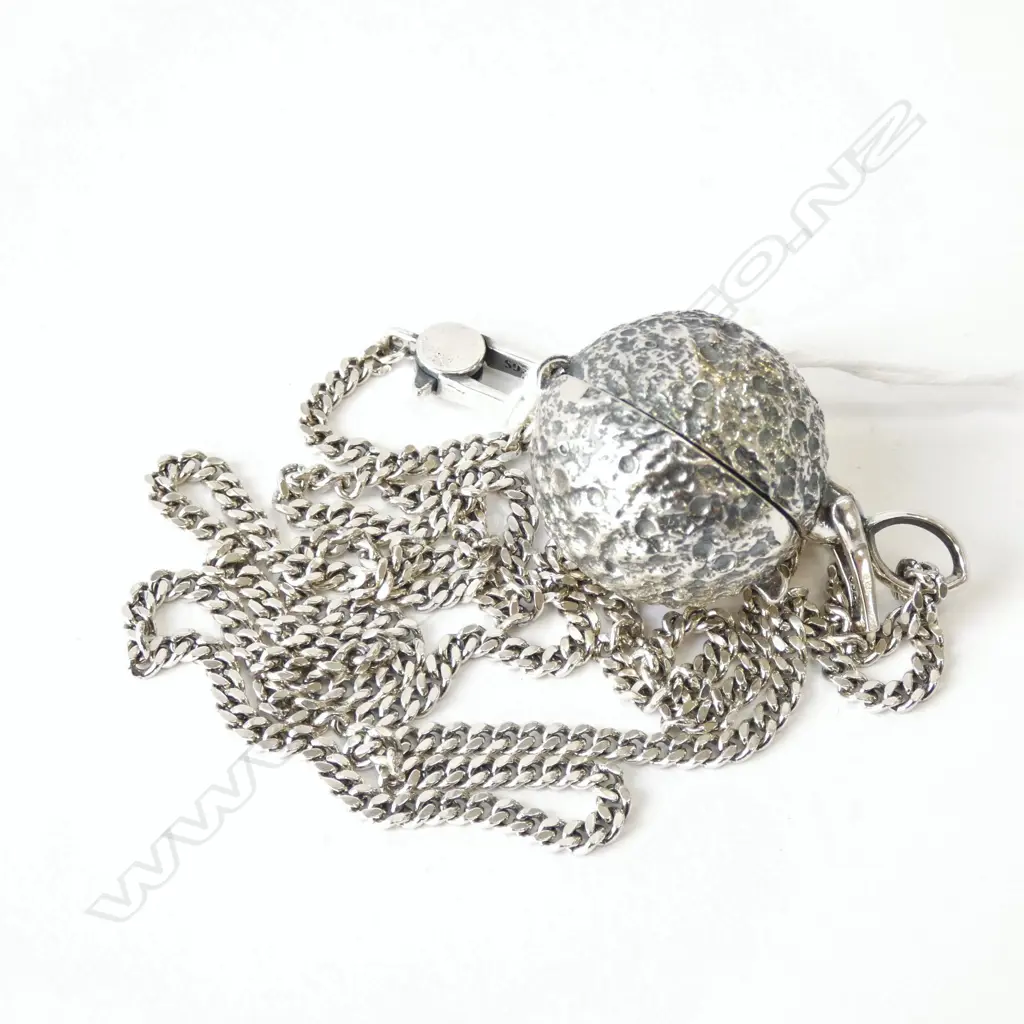 SILVER WHEAT LINK NECKLACE WITH LARGE ROUND LOCKET 39.5 GRAMS Image 1++