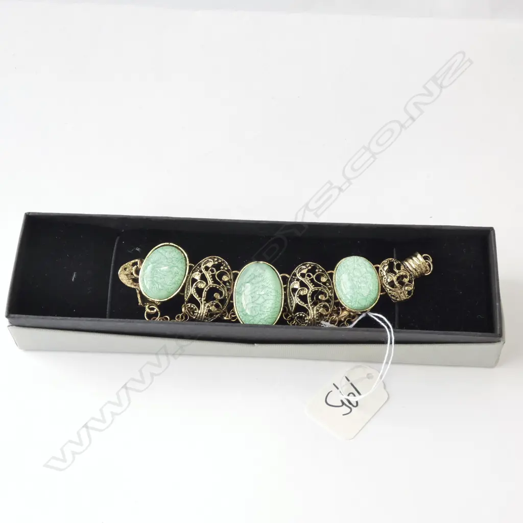 COSTUME JEWELLERY NECKLACE, ANTIQUE GOLD & GREEN  Image 1++