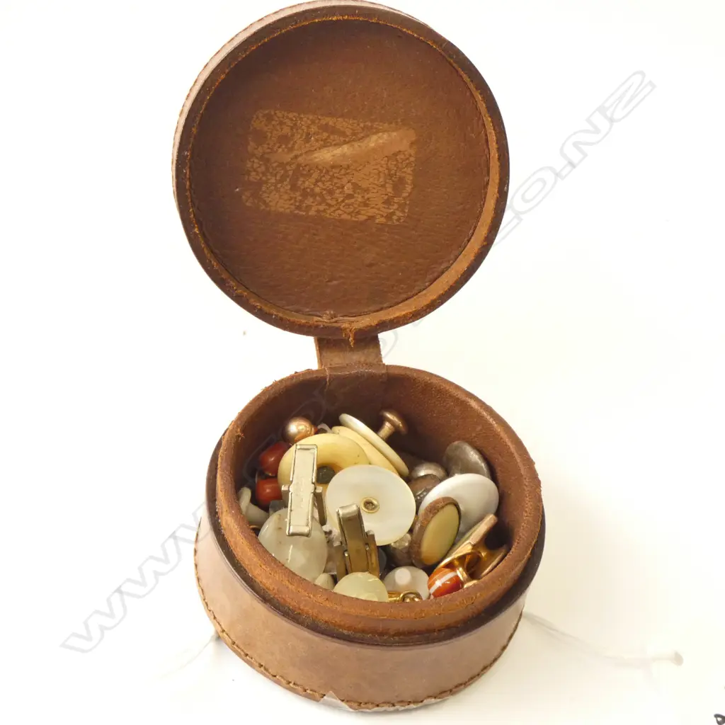 OLD LEATHER STUDS BOX + ASST STUDS INCL. 9CT Image 1++