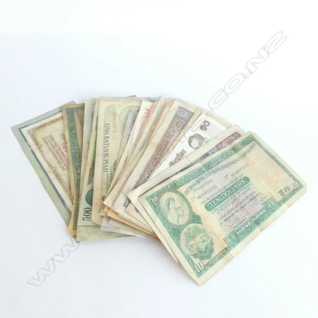 LOT OF OLD BANKNOTES, SEEMS TO BE MAINLY ASIAN, 1950'S TO 1980'S, MAYBE SOME EARLIER ONS, MORE THAN 40 NOTES Image 1++