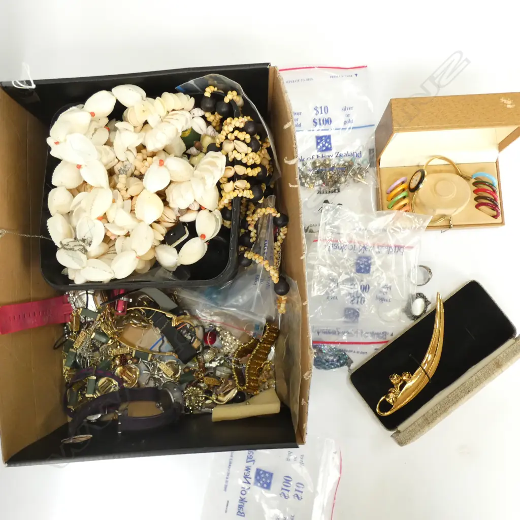 BOX COSTUME JEWELLERY & WATCHES  Image 1++