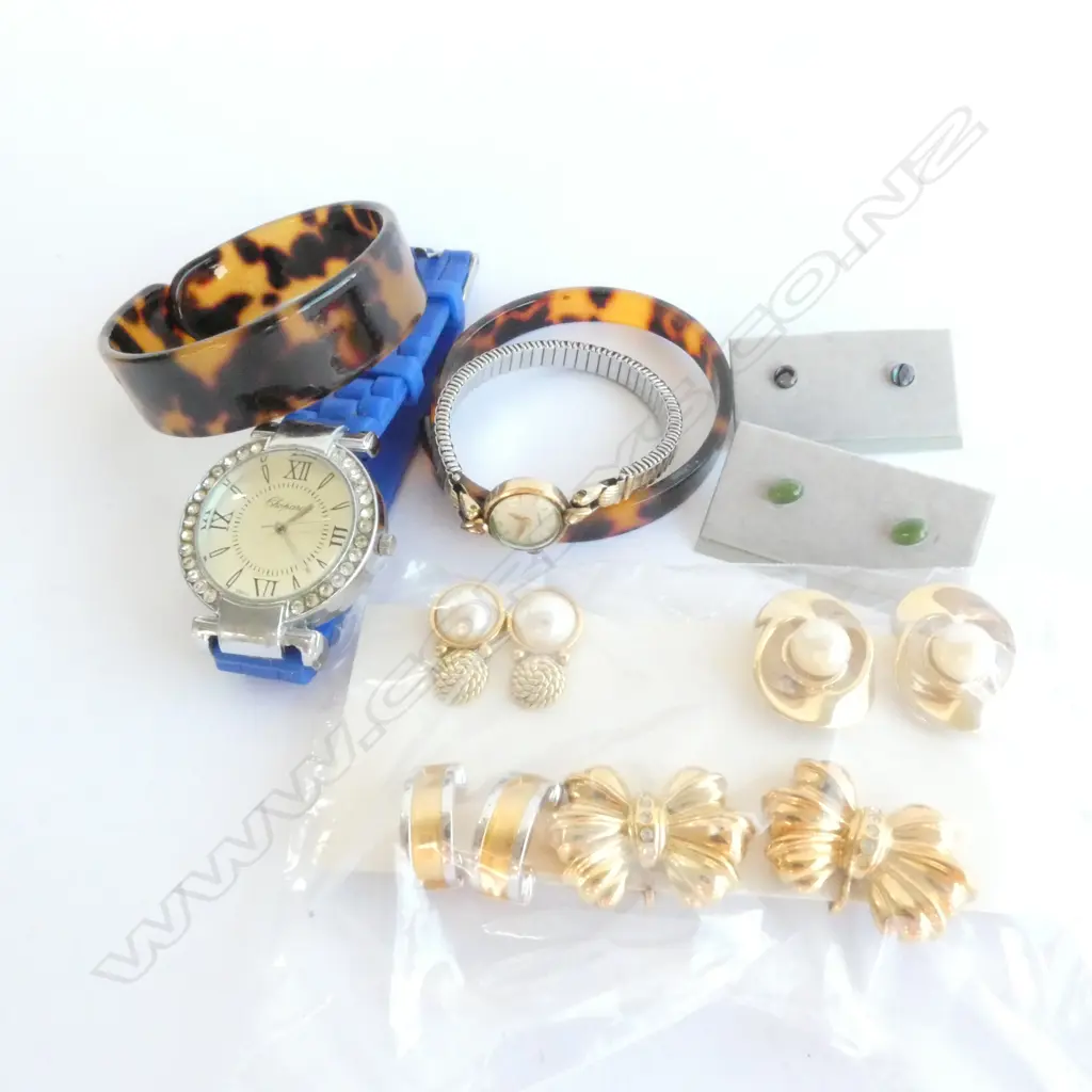 BAG ASSORTED JEWELLERY, INCL. WATCHES. Image 1++