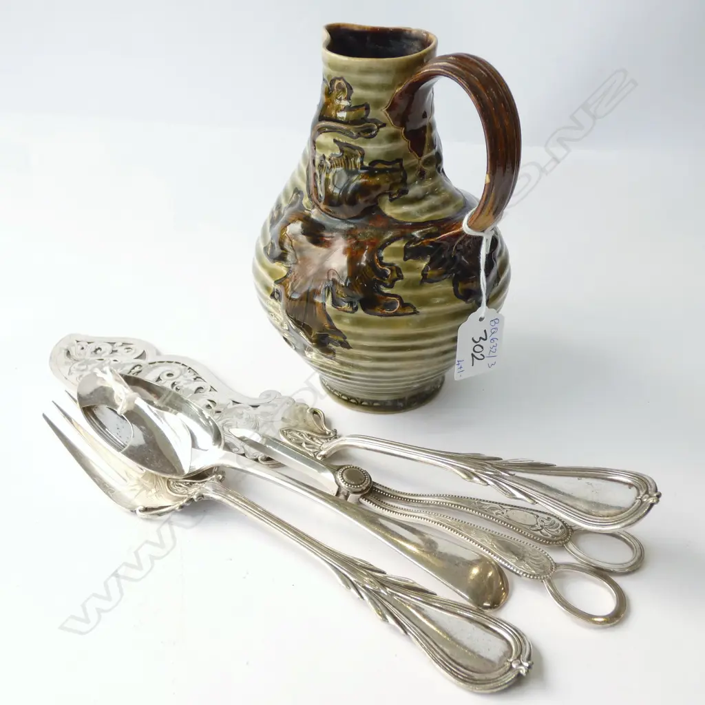 DOULTON LAMBETH JUG C. 1890 H. 180MM + 4 PCES SILVER PLATE CUTLERY  Image 1++