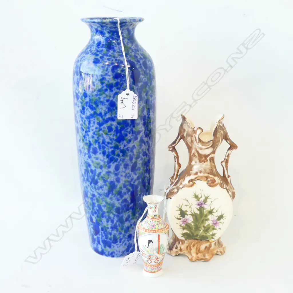 THREE ASSORTED VASE; TALLEST 320MM Image 1++