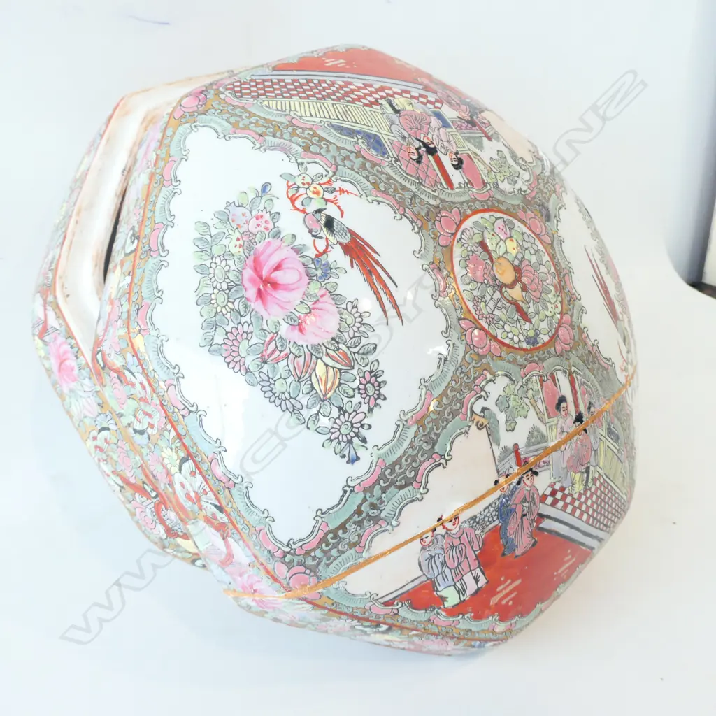 LARGE CHINESE CERAMIC BOX Image 1++