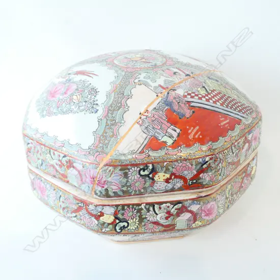 LARGE CHINESE CERAMIC BOX
