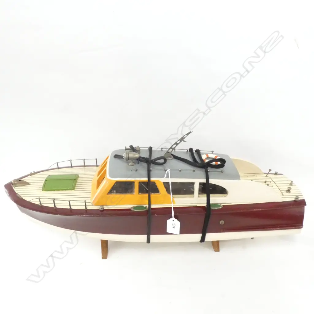 MOTORISED 1950'S ITO JAPAN MODEL KK WOODEN CABIN CRUISER MODEL, L. 630MM Image 1++