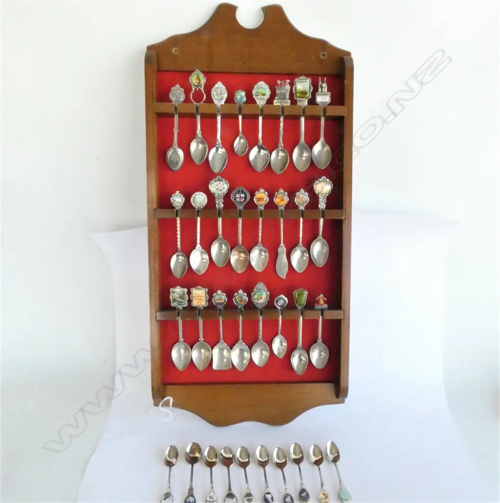 WOODEN TEASPOON DISPLAY RACK WITH SPOONS & BOX LOOSE SPOONS. Image 1++
