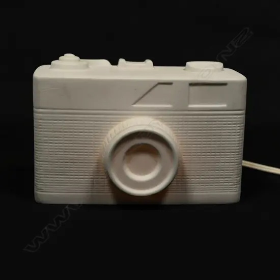 RARE 1980S 'SARSAPARILLA OF NEW YORK' PORCELAIN CAMERA LAMP, 135 X 90MM