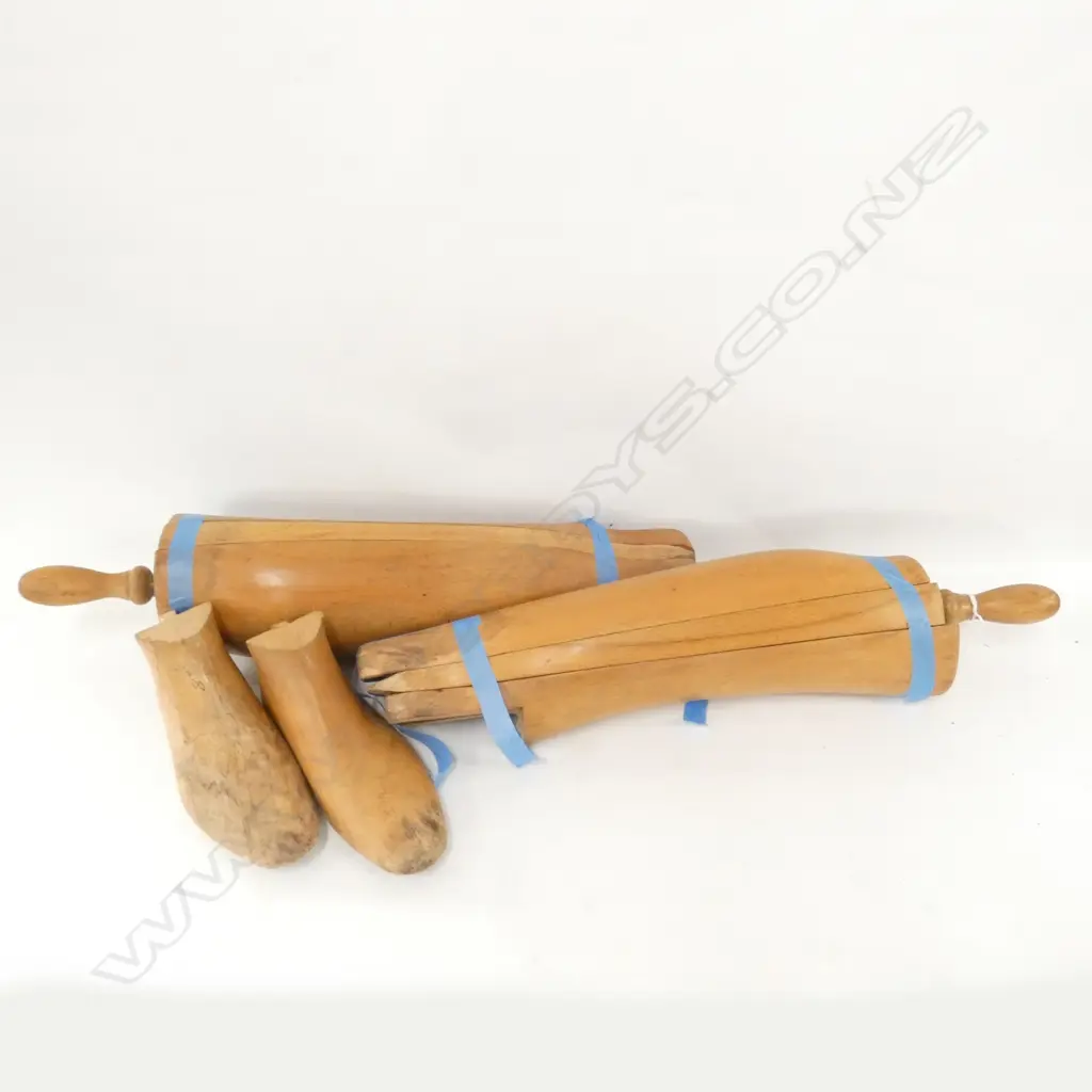 ANTIQUE PAIR OF WOODEN BOOT TREES BY TOM HILL, KNIGHTSBRIDGE, H. 450MM Image 1++