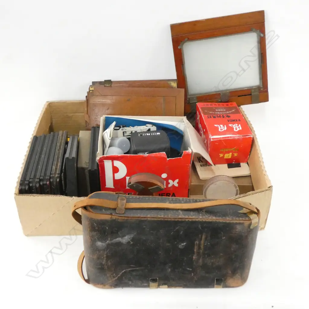 BOX MISC. CAMERA EQUIPMENT; PHENIX CAMERA, BOX FLASH UNITS, LENSES, INSTRUCT. BOOKS ETC.  Image 1++
