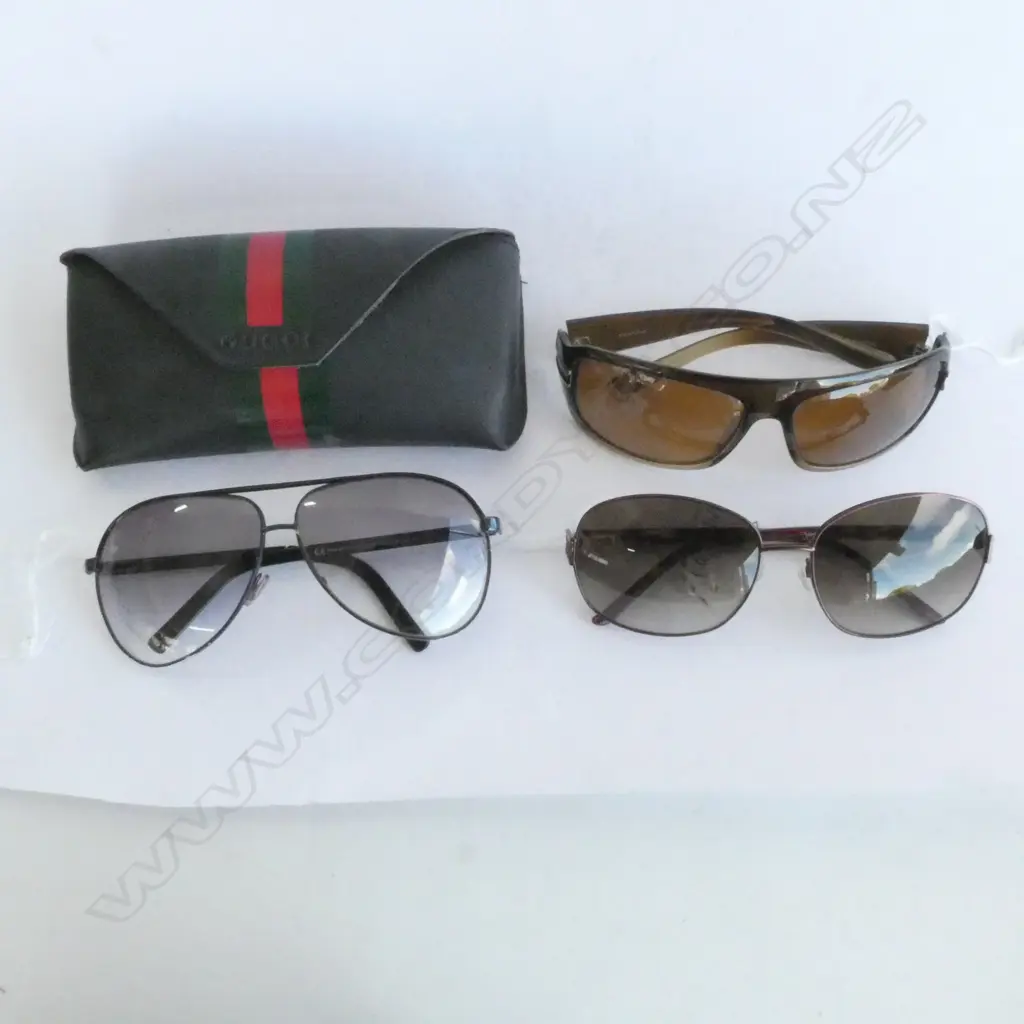 3 PAIRS SUNGLASSES; GUCCI AF CASED, OROTON, MOLLYHAWK Image 1++