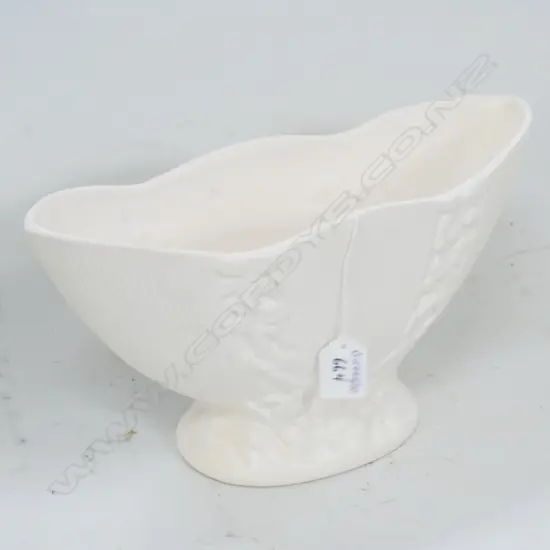 CROWN LYNN ROYDON POTTERY WHITE VASE #553 L. 300MM