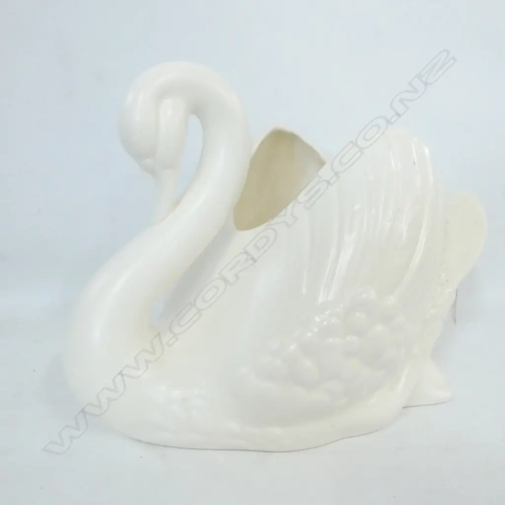 LGE CROWN LYNN WHITE SWAN #170 L. 310MM - LIGHT CRAZING, SMALL CRACK TO SIDE & CHIP ON BASE Image 1++