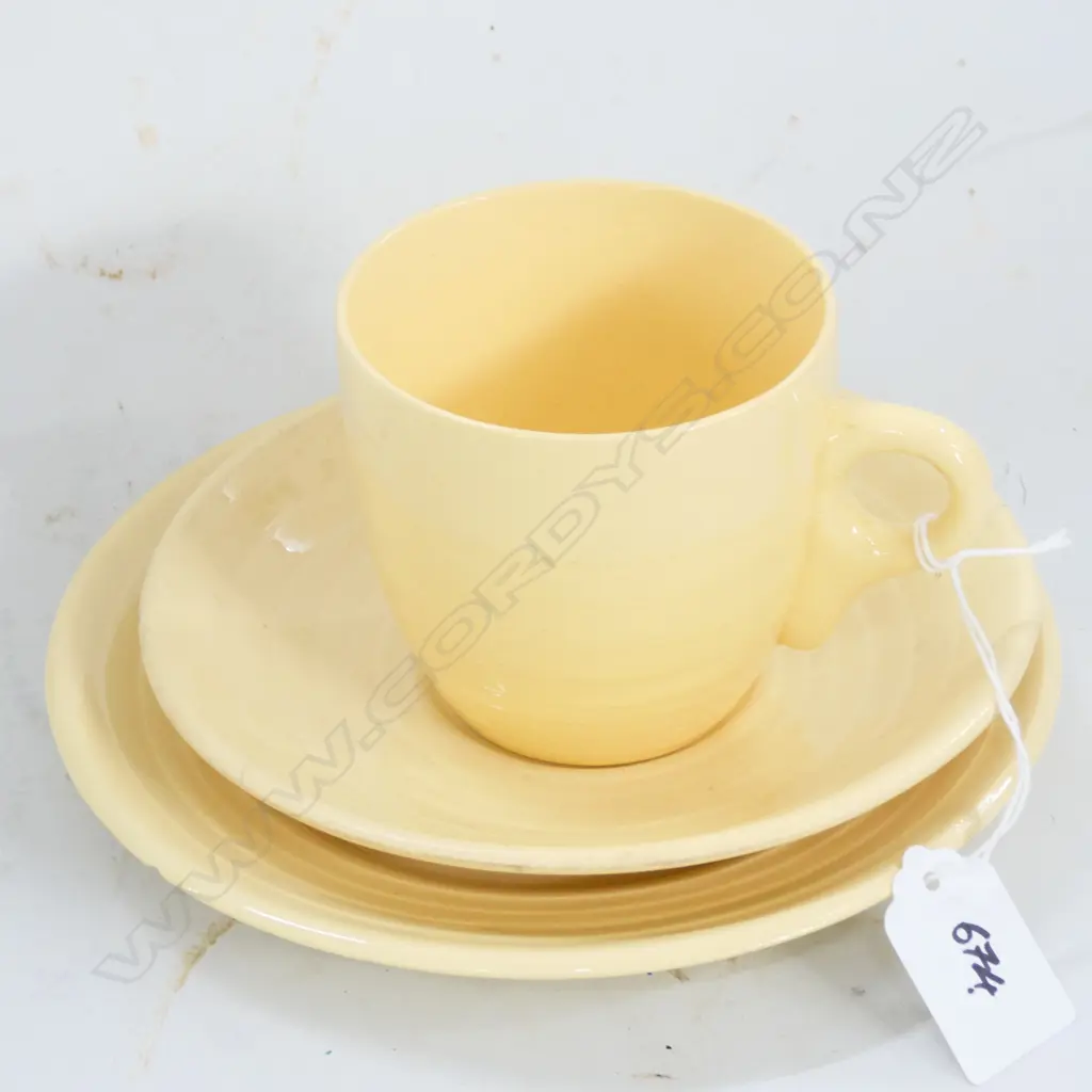 CROWN YELLOW TRIO 'PARIS' MADE IN NZ STAMP &  INCISED TO BASE  Image 1++
