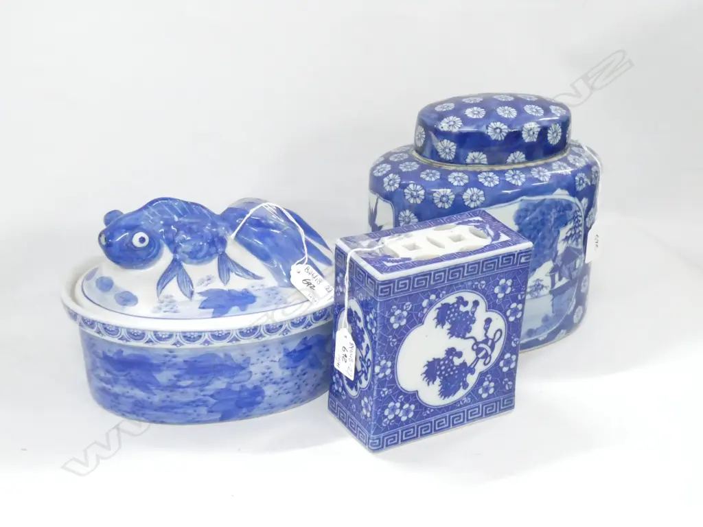 CHINESE LIDDED JAR TUREEN AND PILLOW  Image 1++