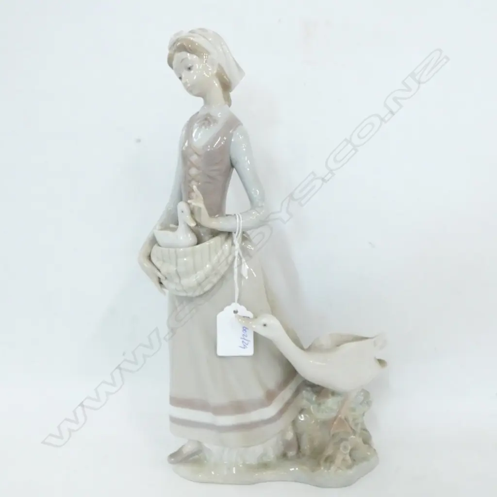 LLADRO GIRL WITH GOOSE H 320 MM Image 1++
