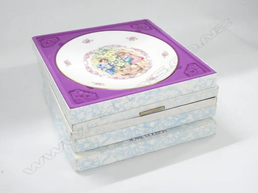 FOUR ROYAL DOULTON VALENTINES DAY PLATES - IN ORIGINAL BOXES. DIA. 210MM Image 1++