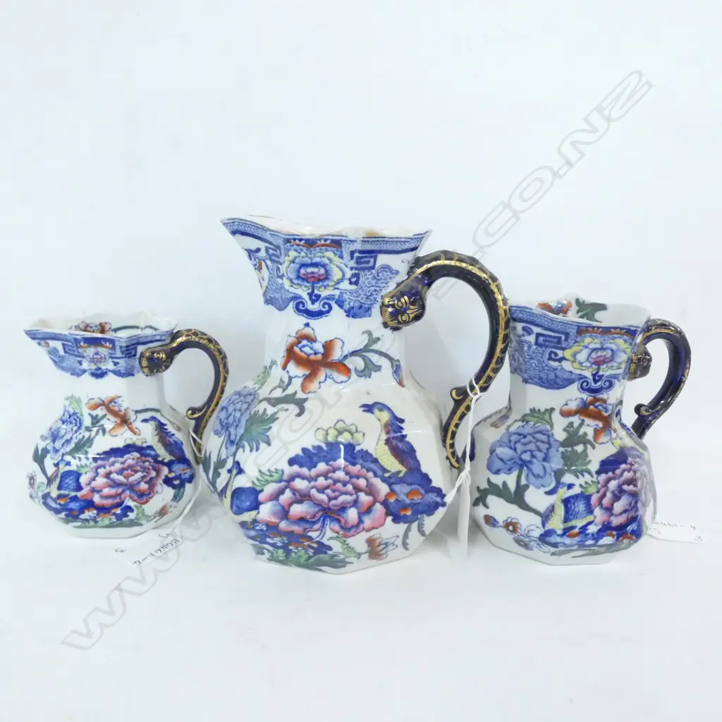 THREE OLD MASONS IMARI GRADUATED JUGS. TALLEST H. 175MM  Image 1++