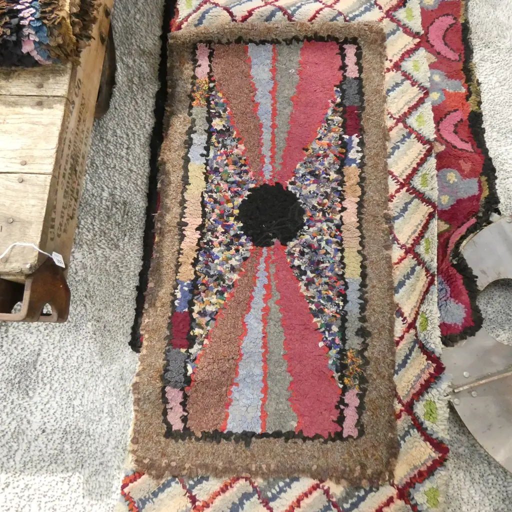 HANDHOOKED RUG C1940 L1060 W560 Image 1++