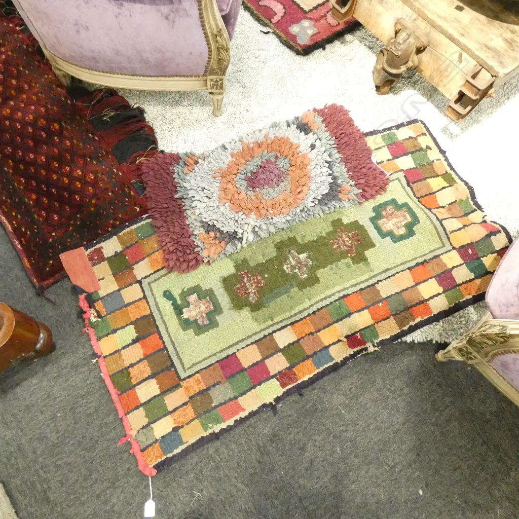 HANDHOOKED RUG C1940 L1320 W670 PLUS 1 OTHER Image 1++