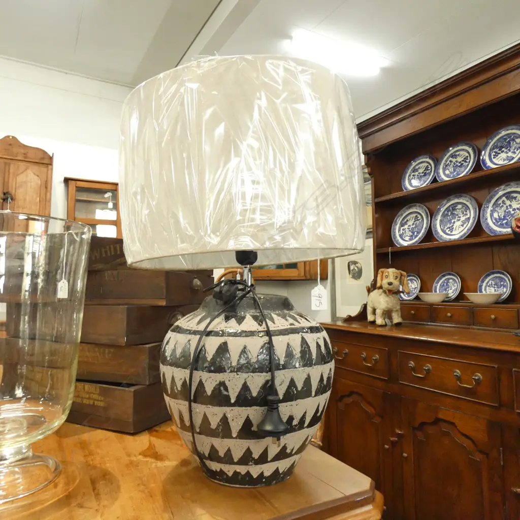 TABLE LAMP CERAMIC BASE  Image 1++