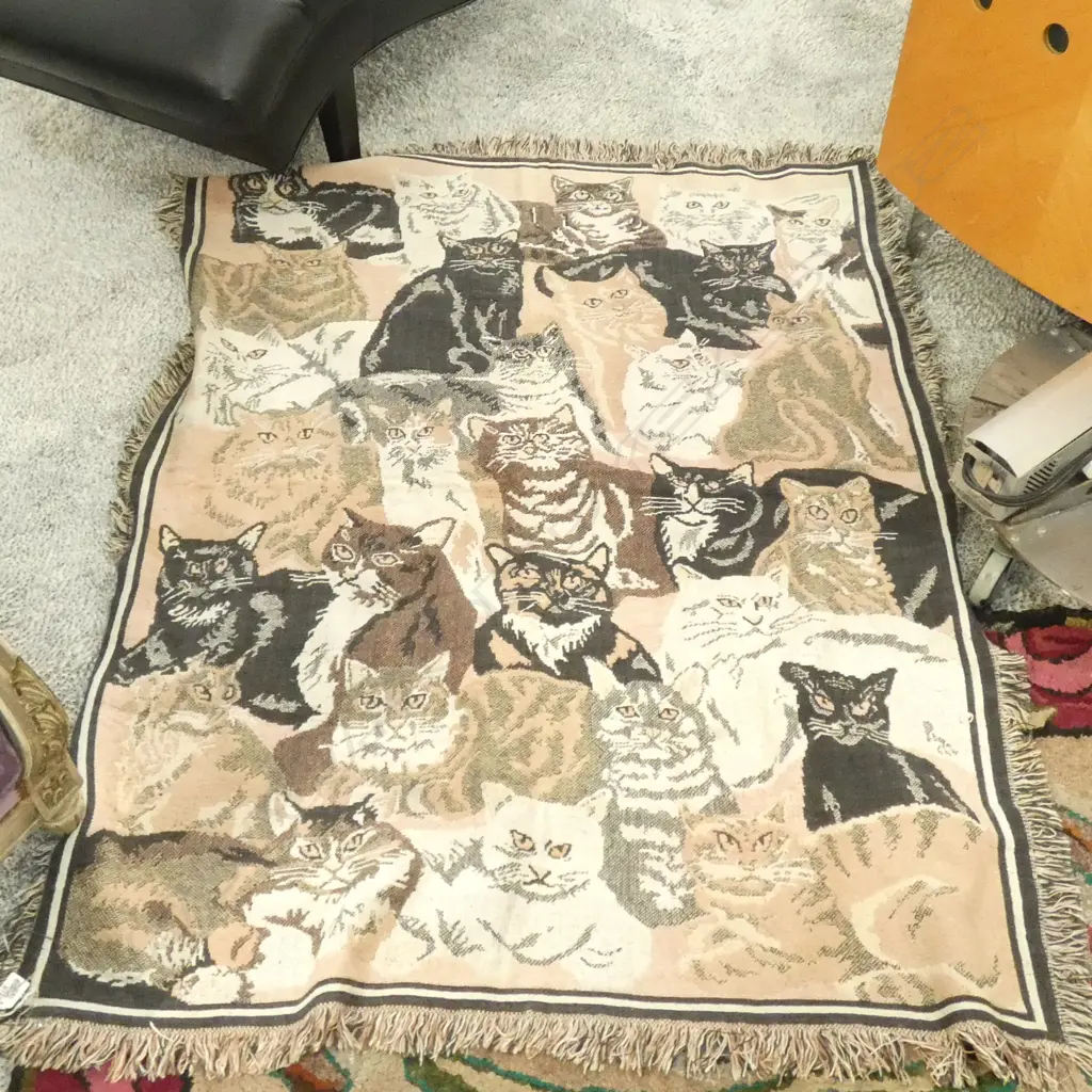 LARGE VINTAGE RUG WITH CAT DESIGN  Image 1++