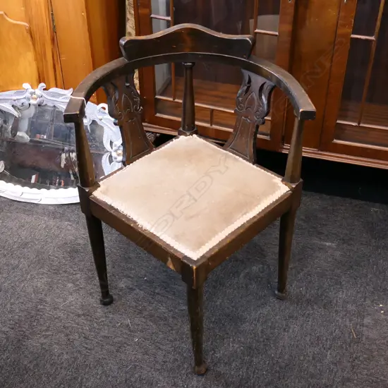 CORNER CHAIR