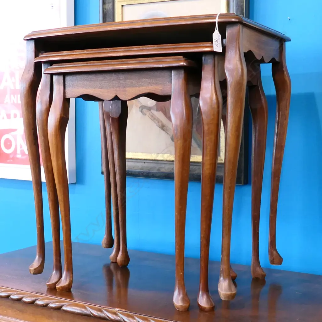 3 NESTING TABLES  Image 1++