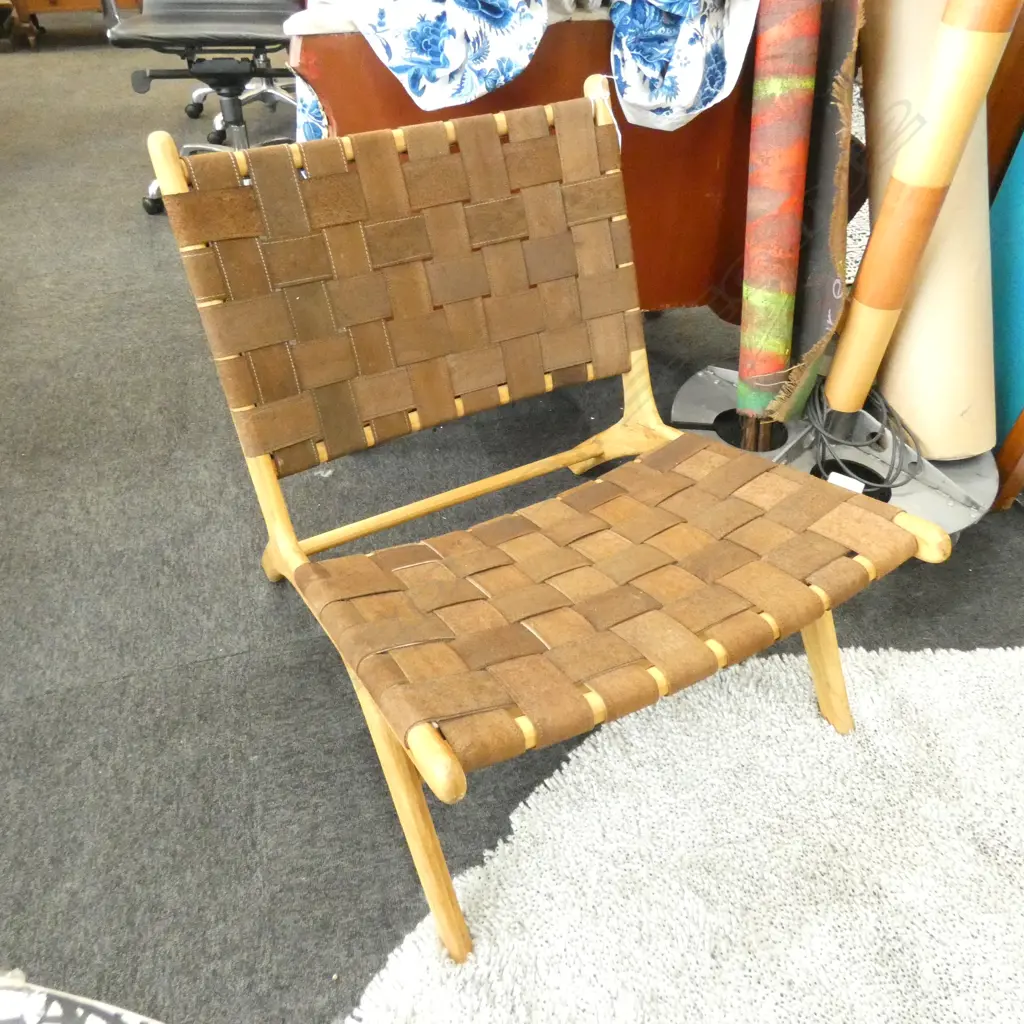 MID CENTURY STYLE WOOD AND LEATHER CHAIR  Image 1++