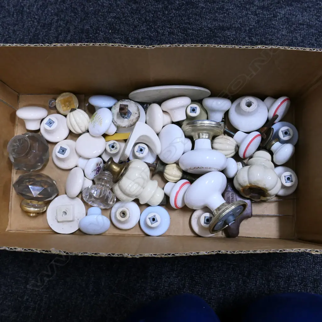 LARGE LOT OF ANTIQUE PORCELAIN HANDLES ETC. Image 1++