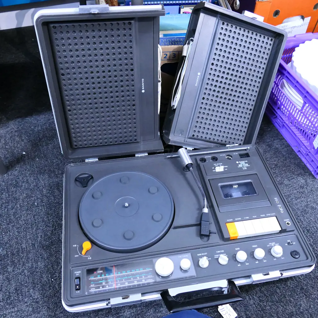 SANYO SUITCASE RECORD PLAYER STEREO L. 485MM Image 1++
