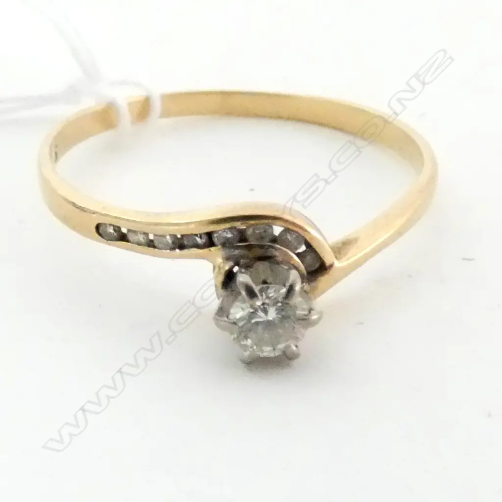 9CT GOLD SOLITAIRE DIAMOND RING Image 1++