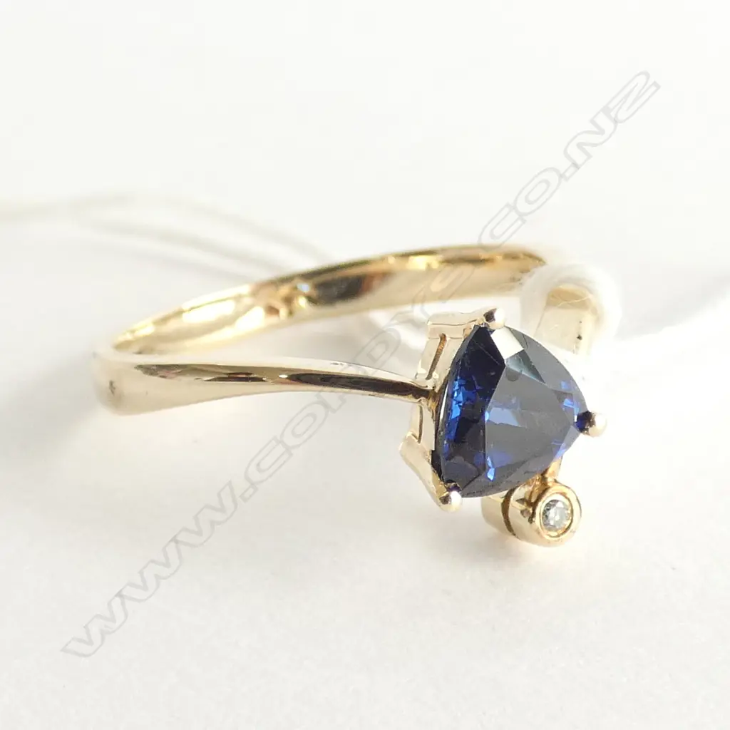 9CT GOLD DIAMOND & BLUE SYNTHETIC SAPPHIRE RING 2gms Image 1++