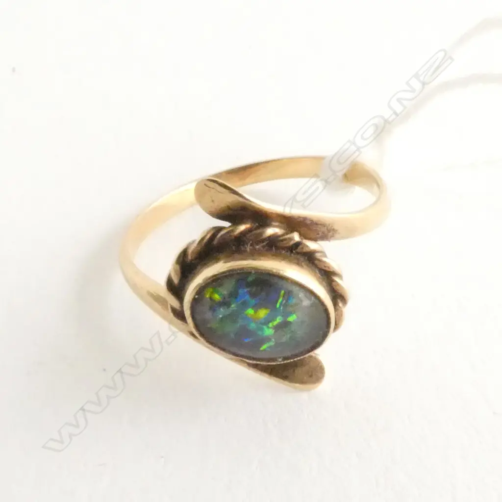 RING, LADIES, 9ct GOLD, OPAL, BEAUTIFUL COLOURS, SHOWING HINTS RED BLUE GREEN, 1940'S STYLE Image 1++