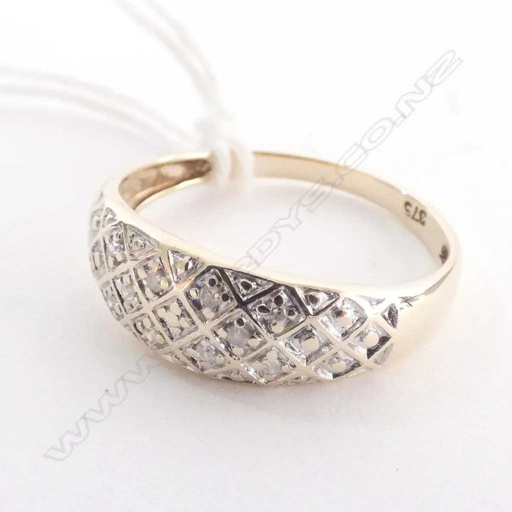 9CT GOLD AND DIAMOND DOMED RING Image 1++