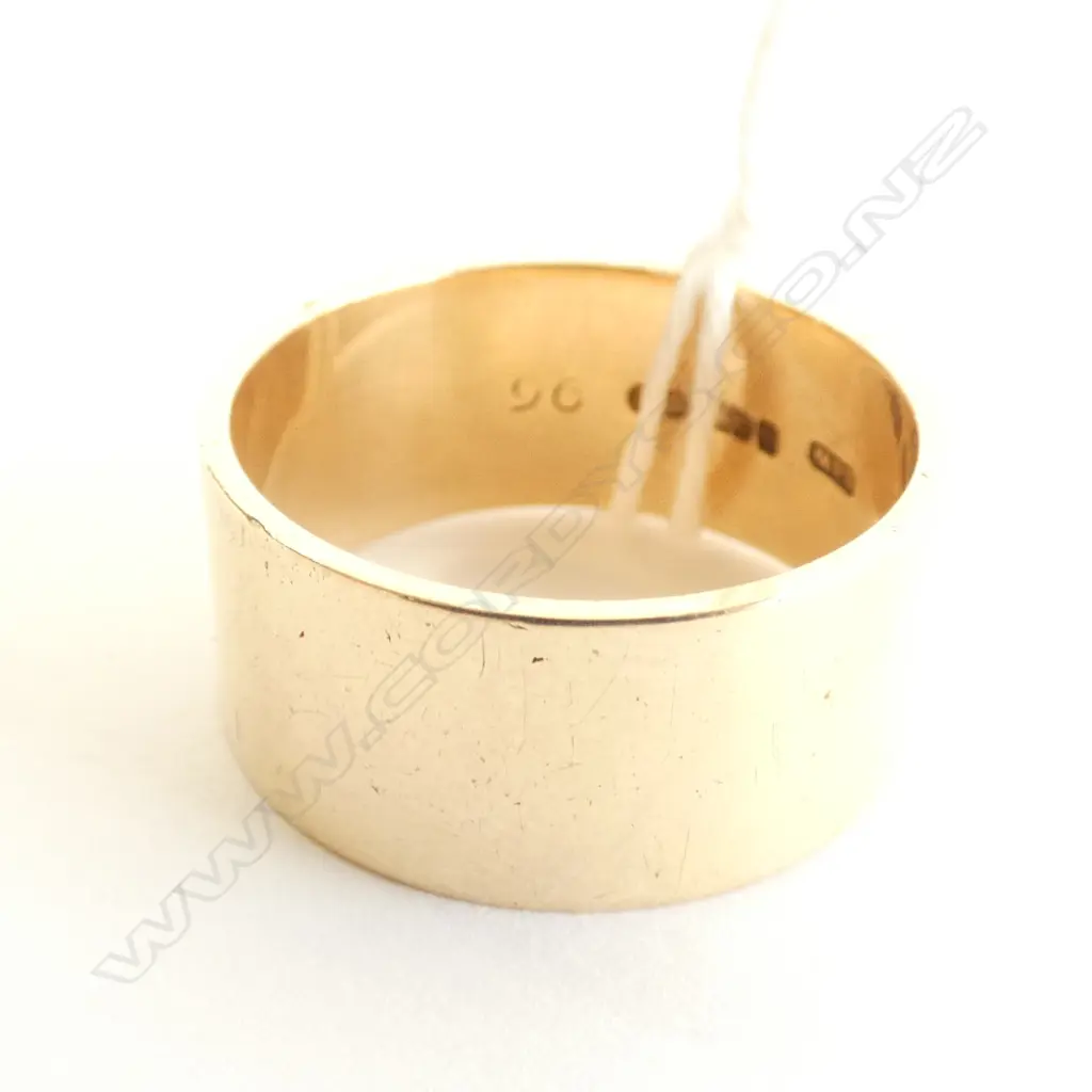9CT GOLD WEDDER RING 7 GRAMS Image 1++
