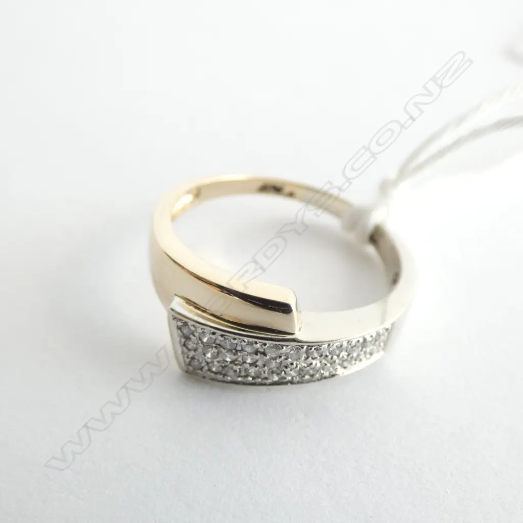 9ct & 27 DIAMOND MODERN DESIGN RING 2.2gm Image 1++